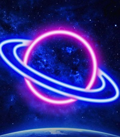 Anello luminoso con effetto neon che circonda un pianeta immaginario nello spazio stellato.