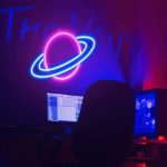 Decorazione luminosa neon di un pianeta con anello, ideale per ambienti scientifici e moderni.