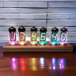 Nixie tube con numeri luminosi colorati, decorazione scientifica moderna e originale, perfetta per appassionati di tecnologia e design innovativo.