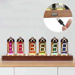 Vaso di Nixie con base in legno e display luminoso colorato, perfetto come decorazione scientifica e oggetto di design innovativo.