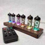 Vetro di Nixie con numeri luminosi, base in legno e telecomando, decorazione scientifica vintage, perfetta per appassionati di tecnologia e design industriale.