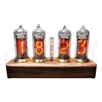 Orologio vintage con tubi Nixie che mostra le ore 18:12, su base in legno, perfetto come decorazione scientifica e pezzo di design retrò.
