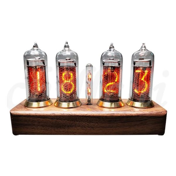 Orologio vintage con tubi Nixie che mostra le ore 18:12, su base in legno, perfetto come decorazione scientifica e pezzo di design retrò.