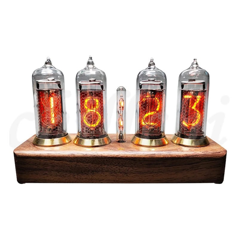 Orologio a Nixie Tubes con Base in Legno Orologio vintage con tubi Nixie che mostra le ore 18:12, su base in legno, perfetto come decorazione scientifica e pezzo di design retrò.