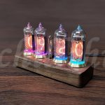 Nixie tube con base in legno, display vintage con luci colorate, decorazione scientifica originale, perfetta per appassionati di tecnologia e design retrò.