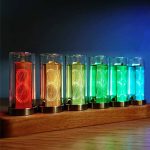 Vasi di Nixie con luci LED colorate in diversi toni, posizionati su una base di legno, creano un effetto visivo affascinante e moderno.