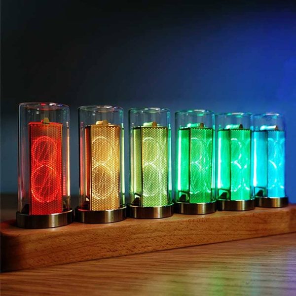 Vasi di Nixie con luci LED colorate in diversi toni, posizionati su una base di legno, creano un effetto visivo affascinante e moderno.
