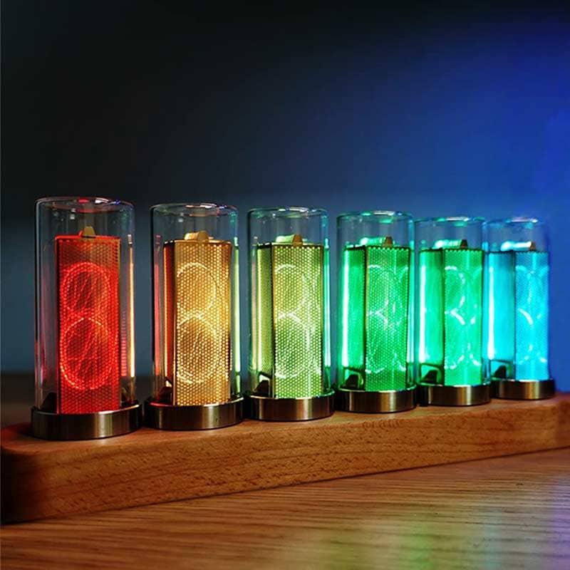 Vasi di Nixie con luci LED colorate in diversi toni, posizionati su una base di legno, creano un effetto visivo affascinante e moderno.