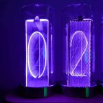 Oggetto decorativo scientifico con numeri 0 e 2 in luce neon.