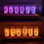 Vasi decorativi con numeri luminosi in neon, ideali per decorazioni scientifiche e ambienti moderni, disponibili in vari colori e dimensioni per personalizzare gli spazi.