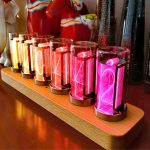 Vetro di Nixie con numeri luminosi in diversi colori, decorazione scientifica moderna e affascinante, perfetta per appassionati di tecnologia e design innovativo.