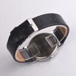 Orologio da polso con cinturino in pelle nera e cassa in metallo, stile classico ed elegante, perfetto come decorazione scientifica o accessorio di moda.