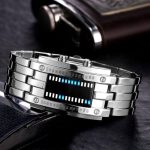Orologio digitale con display a LED blu, cinturino in acciaio inox, design moderno e tecnologico, perfetto come oggetto decorativo scientifico o da collezione.