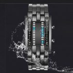 Orologio digitale in acciaio inox con display LED blu, resistente all'acqua, perfetto come decorazione scientifica o oggetto da collezione. Design moderno e tecnologico.