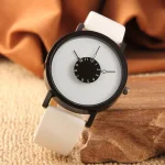 Orologio con quadrante innovativo e lancette astratte, perfetto come decorazione scientifica e accessorio di stile.