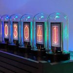 Orologio vintage con display Nixie illuminato, protetto da vetro di sicurezza, ideale come decorazione scientifica e pezzo di design originale.
