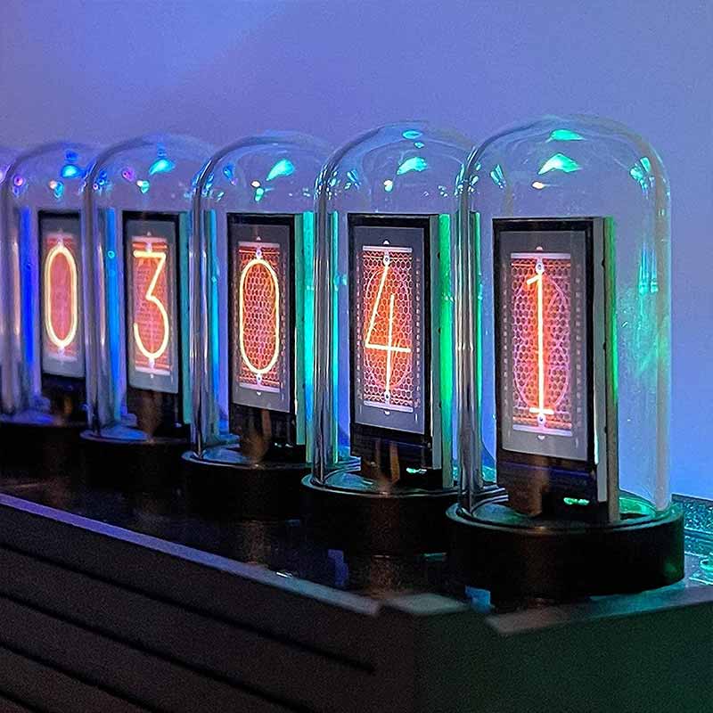 Orologio Nixie Vintage con Vetro di Protezione Orologio vintage con display Nixie illuminato, protetto da vetro di sicurezza, ideale come decorazione scientifica e pezzo di design originale.