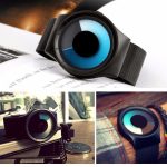 Orologio con display circolare ispirato a strumenti scientifici, perfetto come decorazione moderna e originale. Ideale per appassionati di tecnologia e design innovativo.
