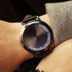 Orologio digitale con luci LED e design futuristico, perfetto come decorazione scientifica o gadget tecnologico. Ideale per appassionati di scienza e tecnologia, aggiunge un tocco innovativo a qualsia.