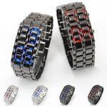 Orologi digitali in metallo con luci LED blu e rosse, design moderno e innovativo, perfetti come decorazione scientifica o accessorio di stile.