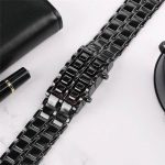 Orologio da polso in metallo nero con cinturino a maglie, stile moderno e sofisticato, perfetto come accessorio di moda o decorazione scientifica.
