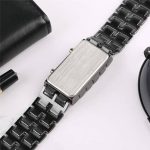 Orologio digitale con cinturino in metallo nero e display rettangolare, ideale come decorazione scientifica moderna e accessorio di stile.