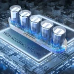 Pila di batterie ricaricabili con tecnologia moderna, posizionata su circuito elettronico, simbolo di innovazione e alta precisione in ambito scientifico e tecnologico.