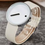 Orologio minimalista con design pulito e moderno, cinturino in pelle beige e cassa in acciaio, perfetto come decorazione scientifica elegante e funzionale.