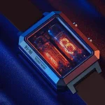 Orologio digitale in stile tubo con display a LED arancione.