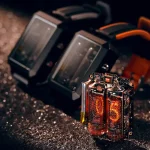 Orologi a Nixie con display vintage, perfetti come decorazioni scientifiche e oggetti di design unici, ideali per appassionati di tecnologia retrò e decorazioni originali.