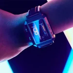 Orologio digitale ispirato al design scientifico con display luminoso blu, perfetto come decorazione o oggetto da collezione a tema scientifico.