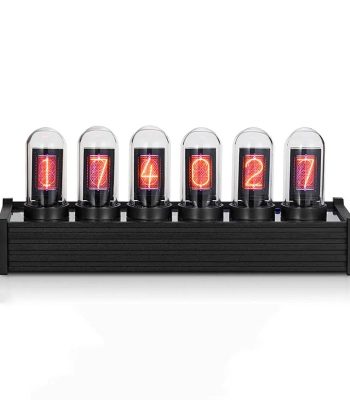 Orologio digitale con tubi Nixie che mostra la data 17.04.2022, combinando stile retrò e tecnologia moderna. Perfetto come decorazione scientifica o pezzo di design unico.