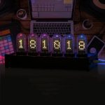 Orologio digitale con tubi al neon che mostra la data 18.11.19, ideale come decorazione scientifica o da scrivania, con sfondo di laptop e strumenti di produzione musicale.