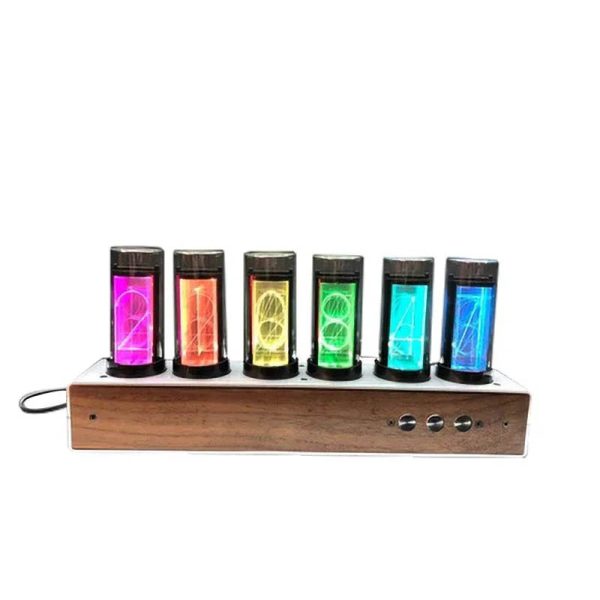 Orologio digitale con numeri luminosi colorati, design retrò in stile anni '80, perfetto come decorazione originale e funzionale per ambienti moderni e creativi.