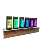 Orologio Nixie con display LED colorati su base in legno, perfetto come decorazione scientifica moderna e originale.