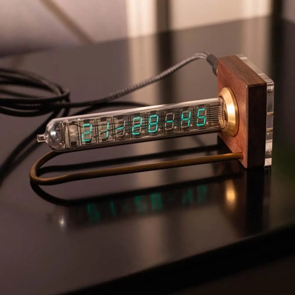 Orologio a nastro di tempo in vetro con display digitale e base in legno, perfetto come decorazione scientifica moderna.
