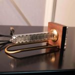 Termometro scientifico in vetro con scala graduata, montato su base in legno, ideale per decorazioni e oggetti scientifici.