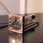 Sensore di temperatura scientifico con circuito elettronico e display, ideale per esperimenti e decorazioni scientifiche.