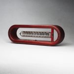 Pipetta di laboratorio in cornice rossa, oggetto scientifico decorativo, ideale per appassionati di scienza e collezionisti, con design moderno e funzionale.