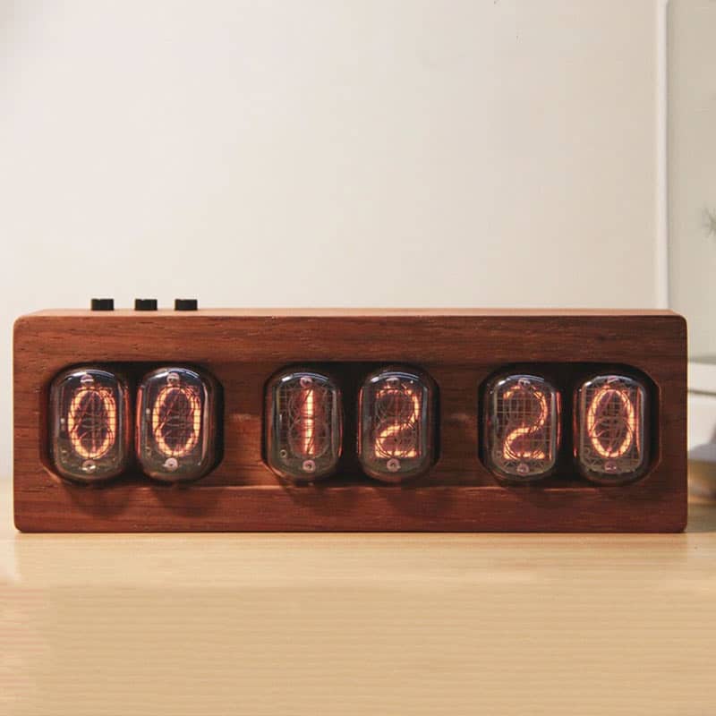Orologio vintage con display Nixie in contenitore di legno naturale, perfetto come decorazione scientifica e pezzo di design originale.