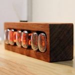Decorazione in legno con elementi scientifici, oggetto decorativo originale per appassionati di scienza e design, ideale per arredare ambienti con stile unico.