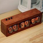 Pannello di visualizzazione con numeri in stile vintage in vetro e legno, perfetto come decorazione scientifica o oggetto da collezione.