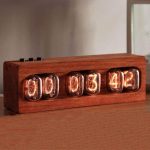 Orologio Nixie in legno vintage con display a tubi al neon, perfetto come decorazione scientifica e oggetto da collezione. Design retrò e affascinante, ideale per appassionati di tecnologia e stile in.