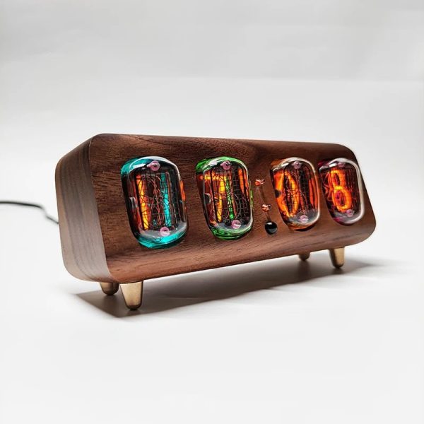 Nastro di Nixie Tubes in legno con display luminoso vintage, perfetto come decorazione scientifica o oggetto da collezione.