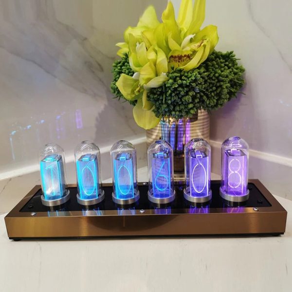 Vaso di Nixie Tubes con numeri lampeggianti su base in metallo, decorativo e tecnologico, ideale come oggetto di arredamento originale e vintage.