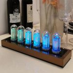 Nixie tube clock con tubi al neon colorati, perfetto come oggetto decorativo scientifico e tecnologico.