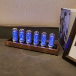 Orologio Nixie con numeri luminosi blu, display vintage in tubi al neon, decorazione scientifica moderna, perfetto per appassionati di tecnologia e design innovativo.