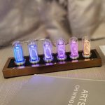 Orologio Nixie con numeri luminosi in vetro, display vintage e decorativo, perfetto come oggetto di design e per appassionati di tecnologia e stile retrò.