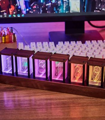 Orologio Nixie vintage in legno con numeri luminosi colorati, perfetto come decorazione scientifica e oggetto da collezione. Design elegante e retro, ideale per appassionati di tecnologia e scienza.