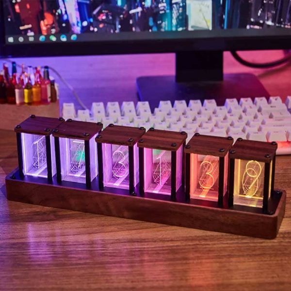 Orologio Nixie vintage in legno con numeri luminosi colorati, perfetto come decorazione scientifica e oggetto da collezione. Design elegante e retro, ideale per appassionati di tecnologia e scienza.